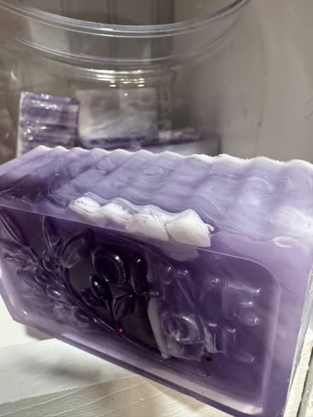 Lavender. Lemon. Green Leaves. Beautiful new scent. Refreshing and buttery soft.