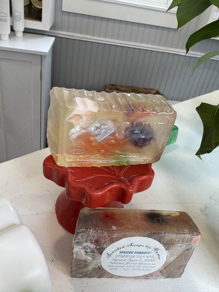 Seaside Paradise Glycerin with a splash of Olive Oil SOAP. Aloe. Monoi blossoms, the sweet scent of coconut. Slightly floral.