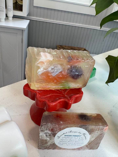 Seaside Paradise Glycerin with a splash of Olive Oil SOAP. Aloe. Monoi blossoms, the sweet scent of coconut. Slightly floral.