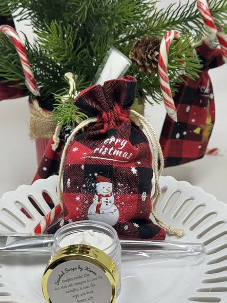 Pumpkin Clay Mask. Christmas bags include a brush. Simply wash and dry.