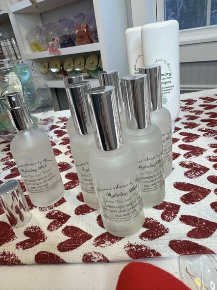 Green Tea with a Splash of Apple. Hydrating Mist. Lightweight. Oil-free. Infused with Aloe Vera and a blend of botanical extracts.