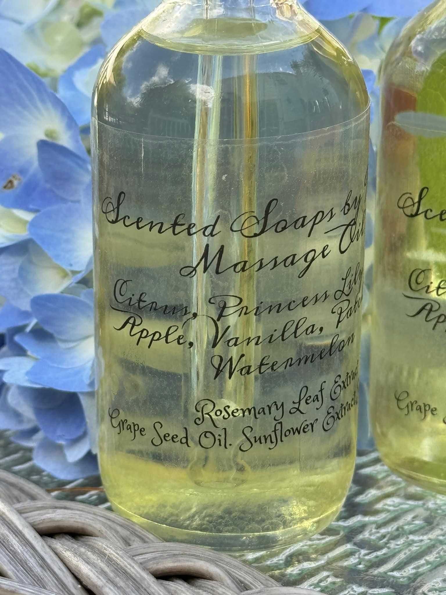 Elderflower Massage Oil. Add to your bath and rinse with water. Grape Seed Oil (anti-inflammatory) Sunflower Extract. Rosemary Leaf Extract (antioxidants and anti-inflammatory compounds) Safflower Oil.