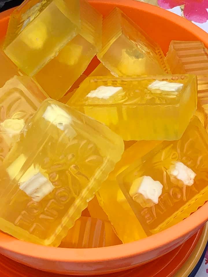Pineapple Natural Soap. Glycerin with Olive Oil. Vitamins A, E and B5. Beautiful yellow and/or yellowish green soap.